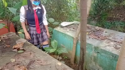 ฉันเย็ดเพื่อนร่วมชั้นในสุสานร้าง
