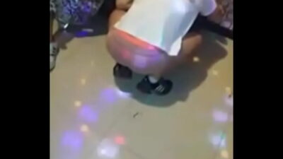เย็ดสาวคาราโอเกะในห้องคาราโอเกะ